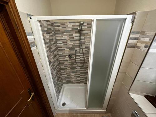 una doccia con porta in vetro in bagno di A Collodi Io & Mamma a Collodi