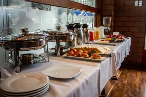 una línea de buffet con comida en una mesa en Hotel Waynapicchu, en Cusco
