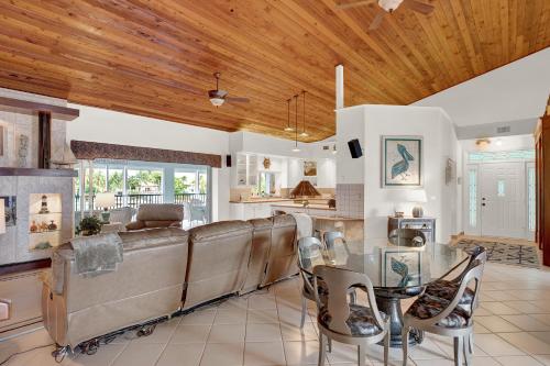 a kitchen with a table and chairs in a room at Sandglass 4 in Islamorada