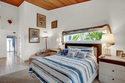 ein Schlafzimmer mit einem großen Bett und einem Fenster in der Unterkunft Sandglass 4 in Islamorada