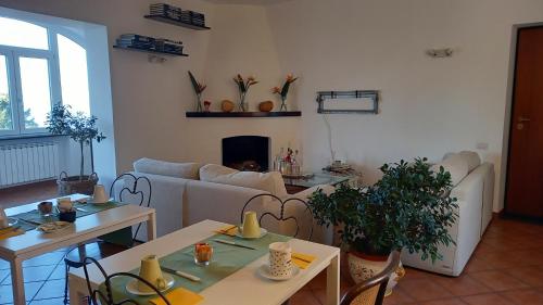 - un salon avec un canapé, des tables et une cheminée dans l'établissement La Casa Del Sole, à Vico Equense