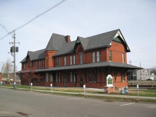 um grande edifício de tijolos vermelhos com um telhado preto em Spacious Apt near Guthrie Packer em Sayre