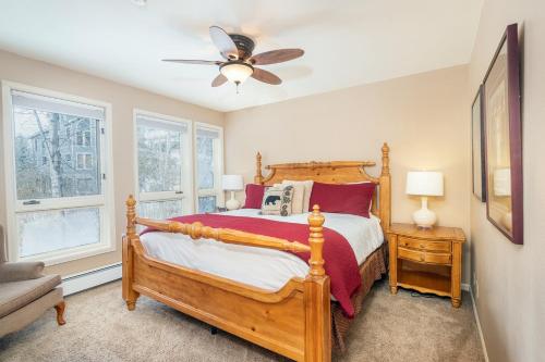 En eller flere senge i et værelse på Huge Riverfront Deck, Walk Everywhere - Viking Lodge 100A condo