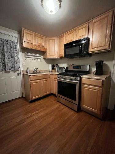 Intimate 1 Bedroom Apt by UHSにあるキッチンまたは簡易キッチン