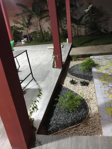 Taman di luar Natoose Lodge