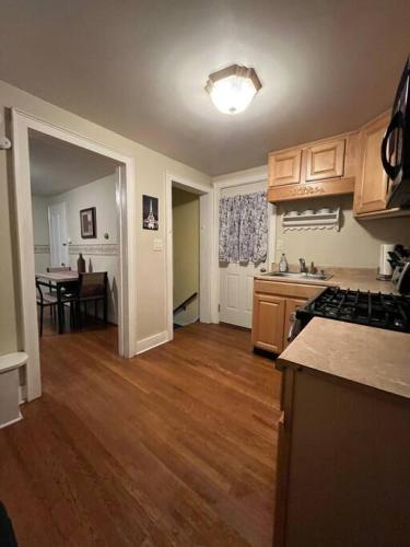 Intimate 1 Bedroom Apt by UHSにあるキッチンまたは簡易キッチン