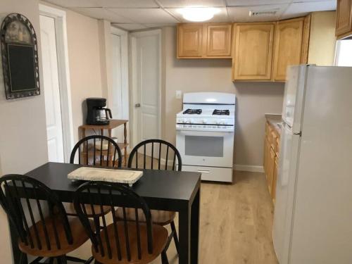 ジョンソン・シティにあるCozy Apt near BU, Lourdes, UHSのテーブルと椅子と冷蔵庫のあるキッチン