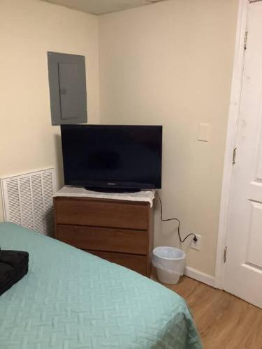 Cozy Apt near BU, Lourdes, UHSにあるテレビまたはエンターテインメントセンター
