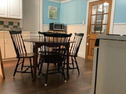 cocina con mesa con sillas y microondas en Cozy, Studio in Johnson City by UHS, Lourdes, en Johnson City