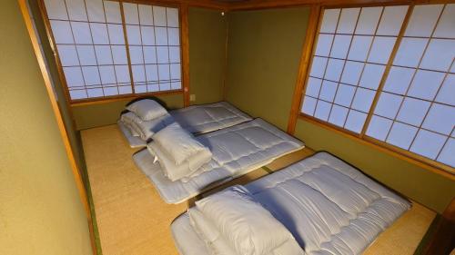 two beds in a room with two windows at HOTEL1800 - Vacation STAY 31824v in Seki