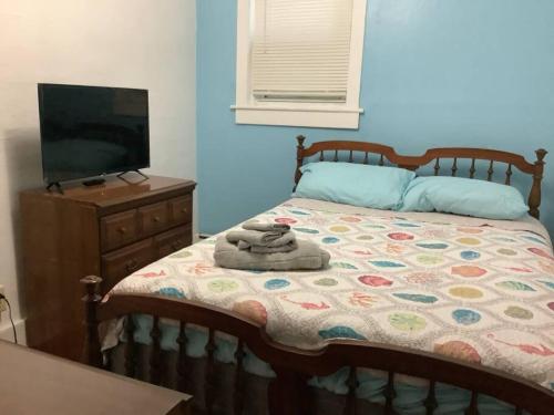 a bedroom with a bed with a tv on a dresser at Cheerful Studio short walk to UHS near Lourdes & BU in Johnson City