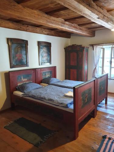 2 camas en una habitación con techos de madera en Štramberk V Kútě en Štramberk