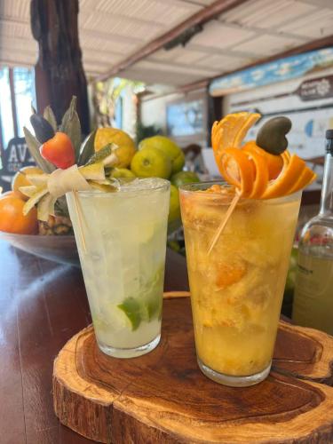 two drinks on a wooden tray on a table at Pousada Minha Praia in João Pessoa