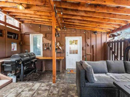 een woonkamer met een bank en een tafel bij HOT TUB Firepit Sauna Peak to Peak Loft Retreat in Nederland
