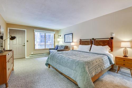 Un dormitorio con una cama grande y una ventana en SnowDogs Breck Condo with Fireplace Walk to Lifts, en Breckenridge