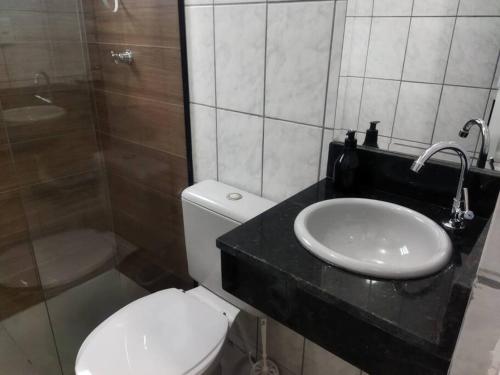a bathroom with a toilet and a sink and a shower at Kitnet 3 - próximo ao centro de Jacareí in Jacareí