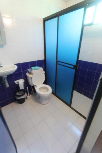 een badkamer met een toilet en een wastafel bij Cabañas Los Venaos in San Bernardo del Viento