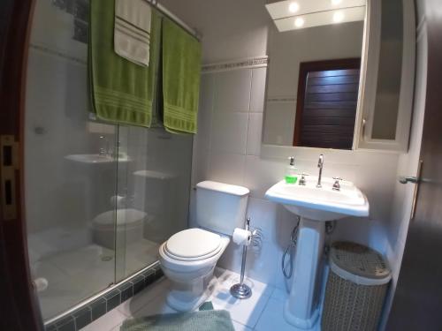 y baño con aseo, ducha y lavamanos. en Casa de Família - Quinta da Serra, en Canela