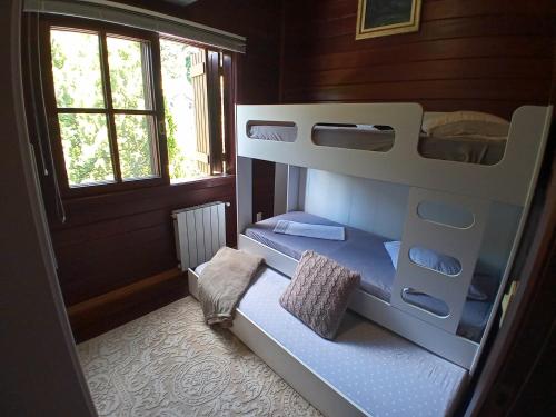 1 dormitorio con 1 litera en una habitación en Casa de Família - Quinta da Serra, en Canela