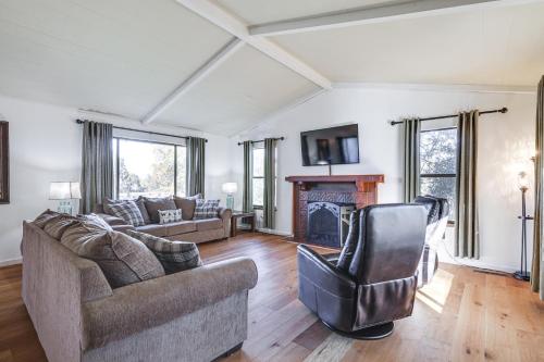 Χώρος καθιστικού στο Groveland Home with Deck 2 Mi to Pine Mountain Lake