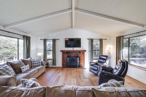 Χώρος καθιστικού στο Groveland Home with Deck 2 Mi to Pine Mountain Lake