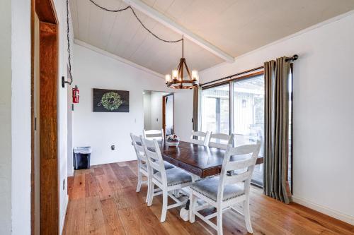 Χώρος καθιστικού στο Groveland Home with Deck 2 Mi to Pine Mountain Lake