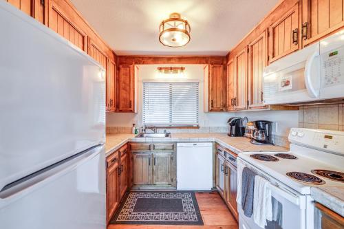Η κουζίνα ή μικρή κουζίνα στο Groveland Home with Deck 2 Mi to Pine Mountain Lake