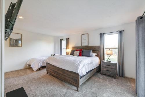 Ένα ή περισσότερα κρεβάτια σε δωμάτιο στο Groveland Home with Deck 2 Mi to Pine Mountain Lake