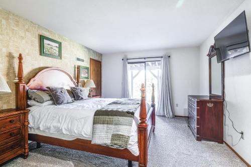 Ένα ή περισσότερα κρεβάτια σε δωμάτιο στο Groveland Home with Deck 2 Mi to Pine Mountain Lake