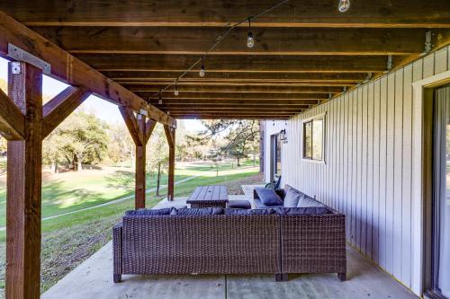 Κήπος έξω από το Groveland Home with Deck 2 Mi to Pine Mountain Lake