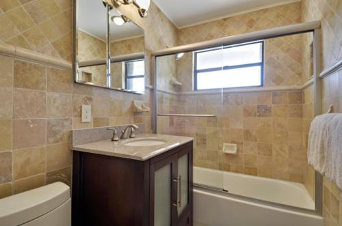 La salle de bains est pourvue d'un lavabo, d'une baignoire et d'un miroir. dans l'établissement Villa Riolo, à Islamorada