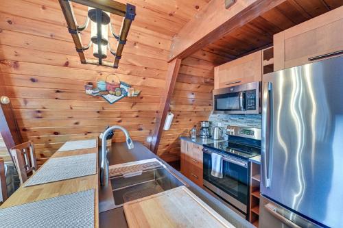 Dapur atau dapur kecil di Walk to Ski Lift! Charming Hunter A-Frame