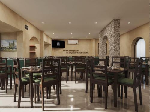 restauracja z drewnianymi stołami i krzesłami w pokoju w obiekcie Hotel Colonial de Merida w mieście Mérida