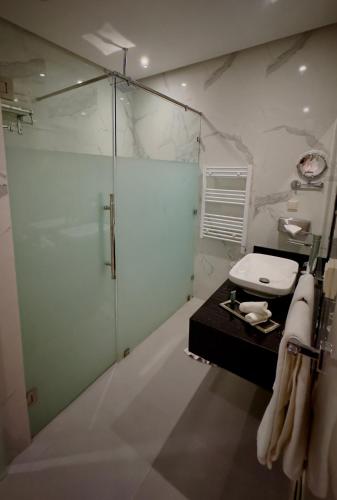 Un baño de Sillage Palace Sky & Spa