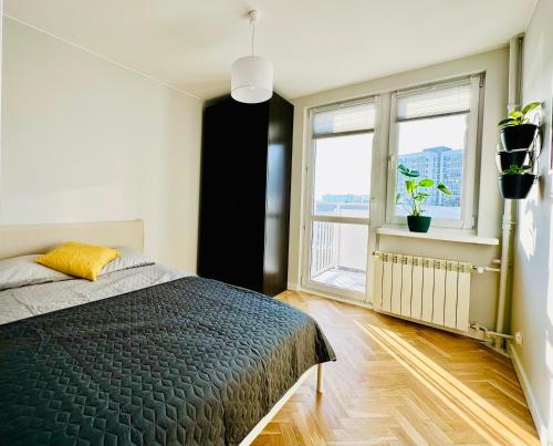um quarto com uma cama e uma janela em Eastside Warsaw Apartment em Varsóvia