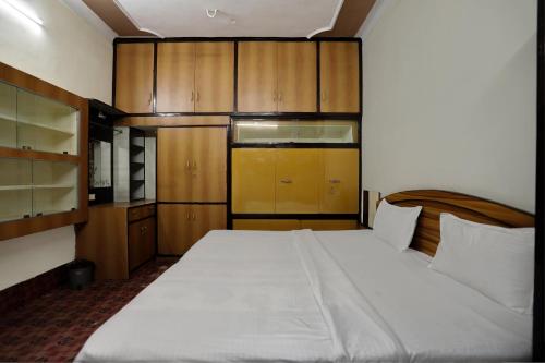 מיטה או מיטות בחדר ב-OYO Bluebird Inn Hotel And Guest House