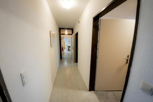 a hallway with a door leading into a room at Yello Homes - großes Apartment - Am Waldrand, 15 min bis Nürnberg Messe, für 8 Personen, 2 WC's in Schwarzenbruck