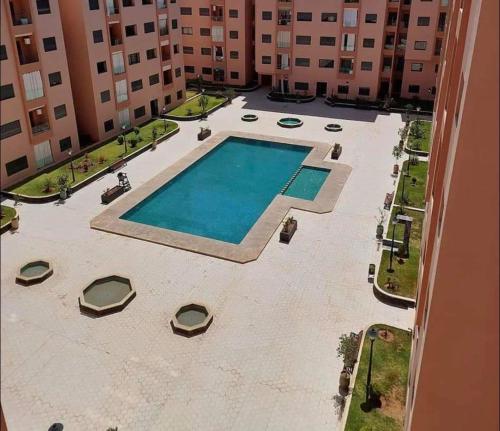een uitzicht over een zwembad in een gebouw bij Appartement Deux chambres résidence Privée in Marrakesh