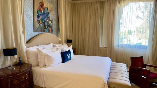Una cama o camas en una habitación de Sillage Palace Sky & Spa