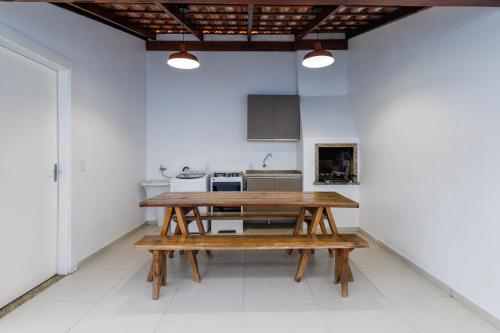 a wooden table in the middle of a kitchen at Curta Praia de Armação - Casa Coqueiro in Penha