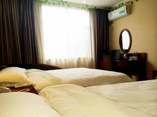 Katil atau katil-katil dalam bilik di GreenTree Inn Fuyang Shopping Mall