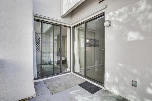 une pièce vide avec des portes en verre dans un bâtiment dans l'établissement Downtown San Diego Condo in Marina District!, à San Diego