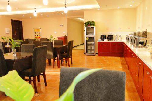 Ruang duduk di GreenTree Inn Fuyang Shopping Mall