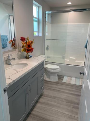 y baño con lavabo, aseo y ducha. en PRIVATE ROOM IN NEW APPARTMENT WITH FULL BATH en Los Ángeles