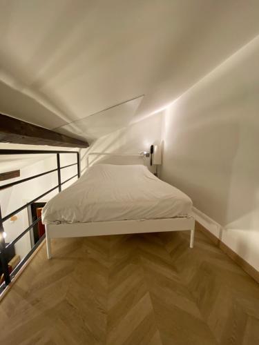 Ένα ή περισσότερα κρεβάτια σε δωμάτιο στο Hôtel Média