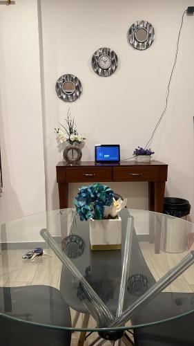 a glass table in a room with plates on the wall at DEPARTAMENTO 5to piso CON VISTA AL MAR in Playas
