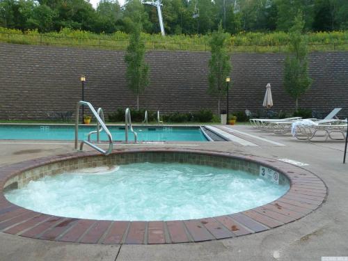 Bazén v ubytování Hunter Mtn Slopeside Ski Resort w HotTub Heated Pool Sauna and Fireplace nebo v jeho okolí