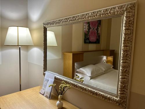 グロッタンマーレにあるRelais Concordeのベッドルーム(大きな鏡、ベッド付)