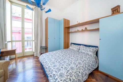 um quarto com uma cama, uma secretária e janelas em Gemma Sea View em Nápoles