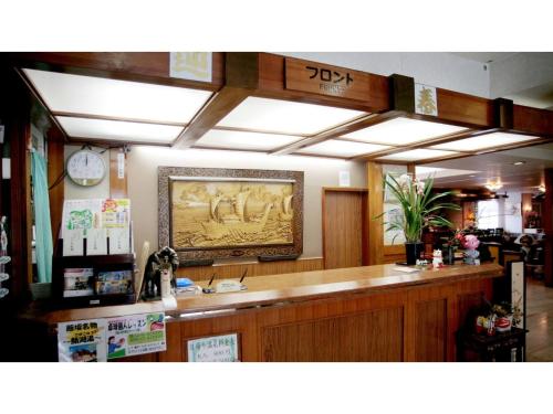 Hotel Tenryukaku - Vacation STAY 16416v في فوكوشيما: غرفة انتظار مع كونتر في متجر